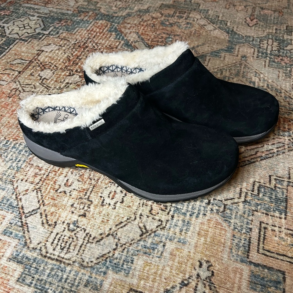 Dansko Women’s Parson Black Leather Suede Mules with Faux Fur Lining Size 38